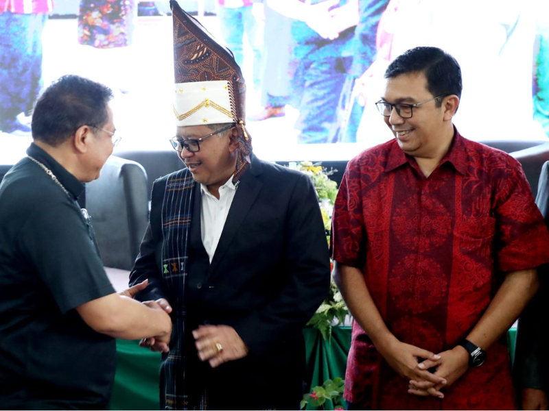 Hasto Kristiyanto di Medan, Beri Kuliah Umum dan Dipakaikan Baju Adat Simalungun