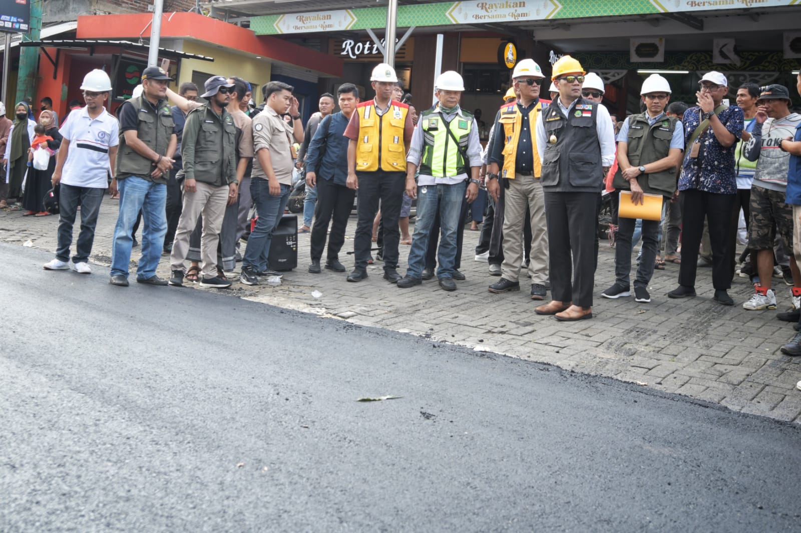 Ridwan Kamil: Ada Tujuh Pekerjaan Perbaikan Jalan di Cirebon