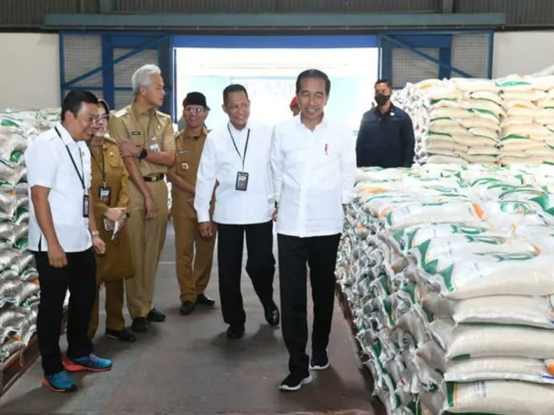 Jokowi Keliling Pasar Cepogo Boyolali Bawa Zulhas dan Ganjar