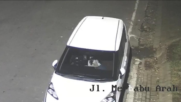Pasangan Mesum dalam Mobil di Malang Terekam CCTV