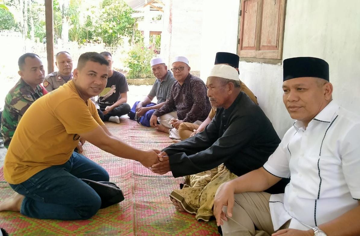 Haji Uma Ikut Bantu Keluarga TKI asal Abdya yang Wafat di Malaysia