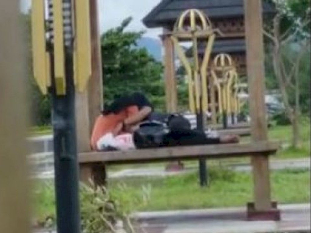 Dua Sejoli Terciduk Kamera Handphone Warga saat Mesum di Taman Kota