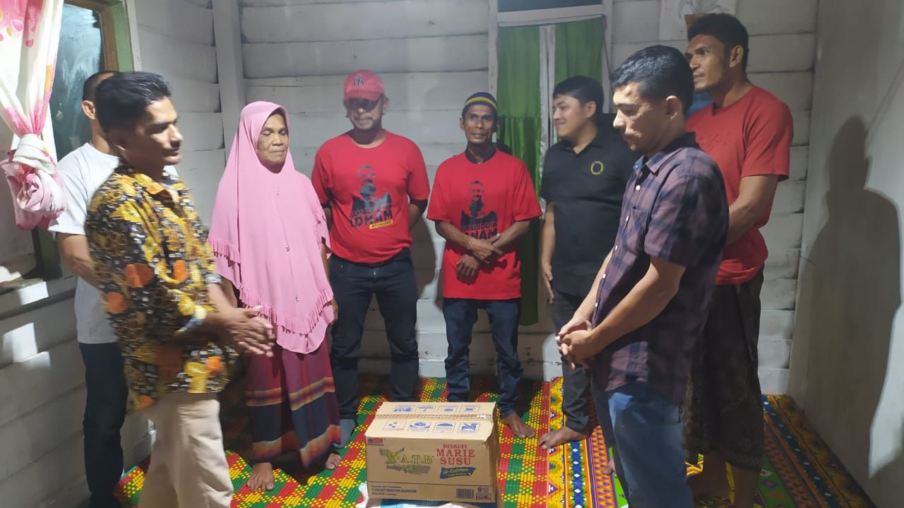 Jamal Idham Bantu Korban Kecelakaan Truk Masuk Jurang di Aceh Besar