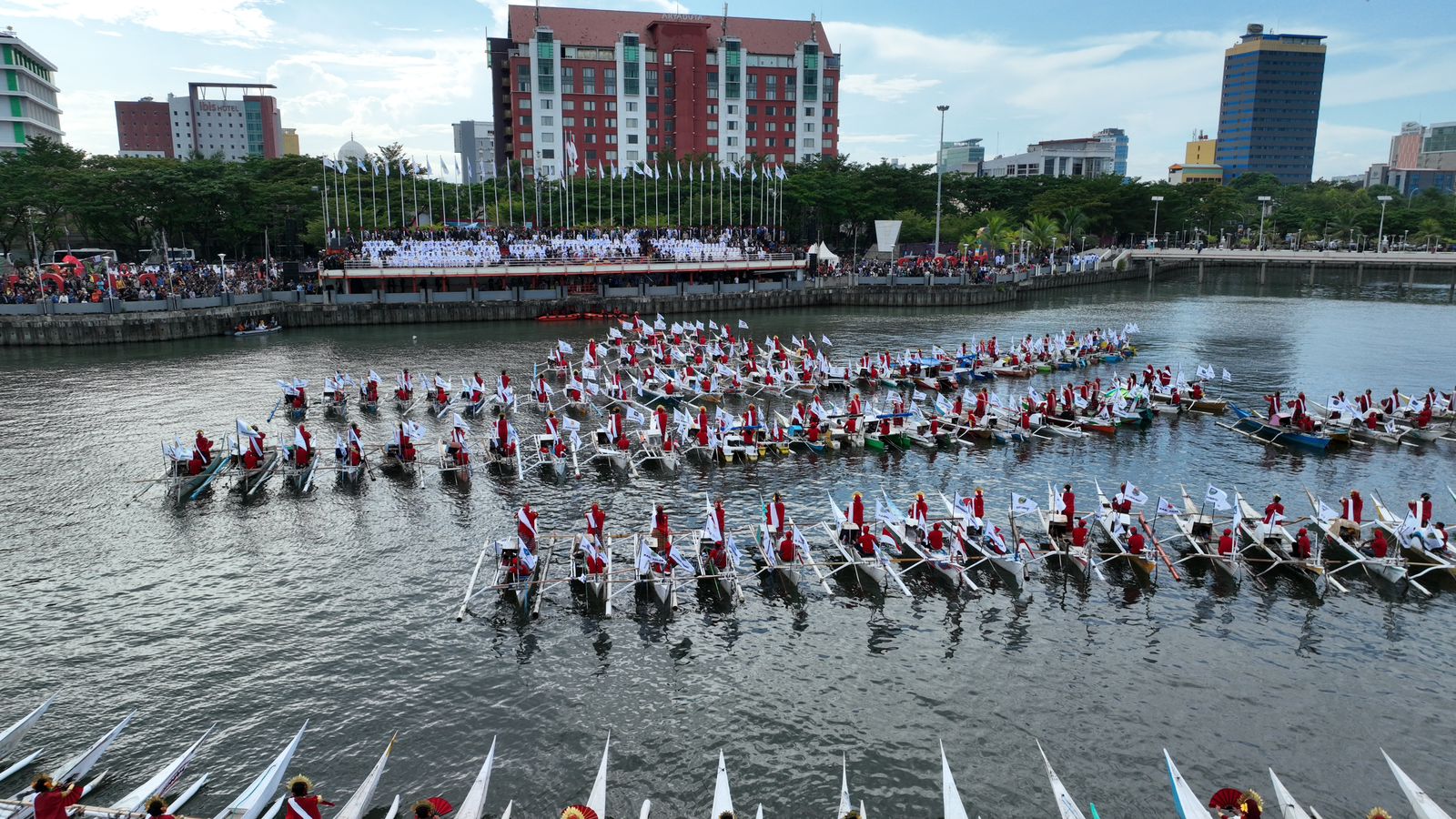 Puncak Hari OTDA ke-XXVII, 514 Bendera Kabupaten/Kota se-Indonesia Dikibarkan di Laut Losari