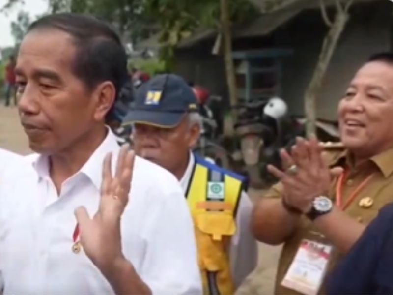 Momen Gubernur Lampung Arinal Djunaidi Tepuk Tangan di Belakang Jokowi 