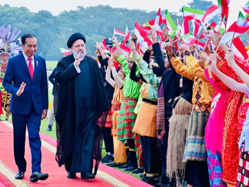 Datang dari Iran, Presiden Raisi Bareng Jokowi Nanam Pohon Kayu Ulin di Istana Bogor