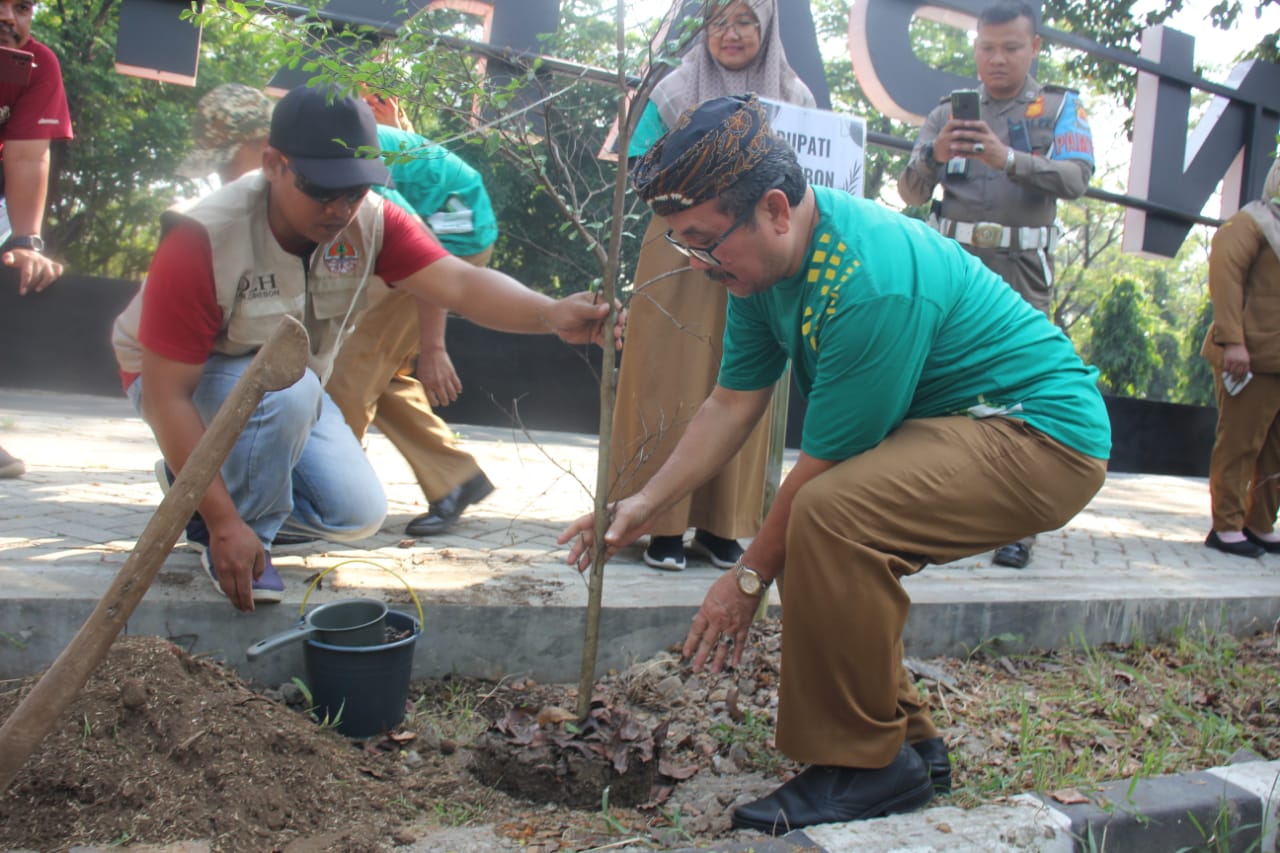 Peringati HLH Sedunia, Bupati Cirebon: Semua Harus Terlibat dalam Penanganan Sampah