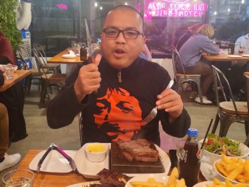 Denny Indrayana Pamer Makan Steak di Australia
