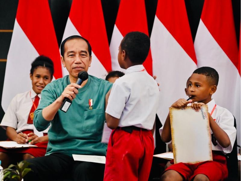 Senangnya Anak-Anak Papua Ngobrol dengan Jokowi, Diberi Hadiah Sepeda Lagi