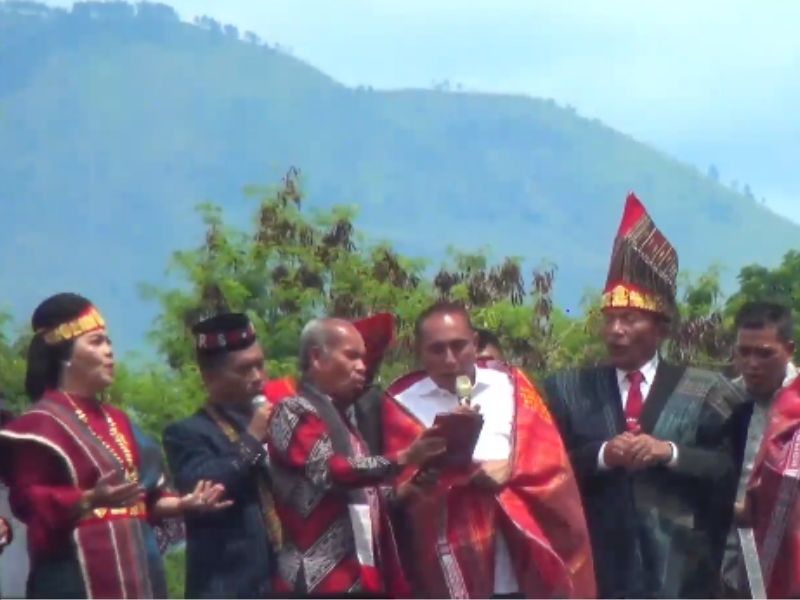 Gubernur Edy Rahmayadi Lantunkan Lagu O Tano Batak di Acara PARNA Indonesia