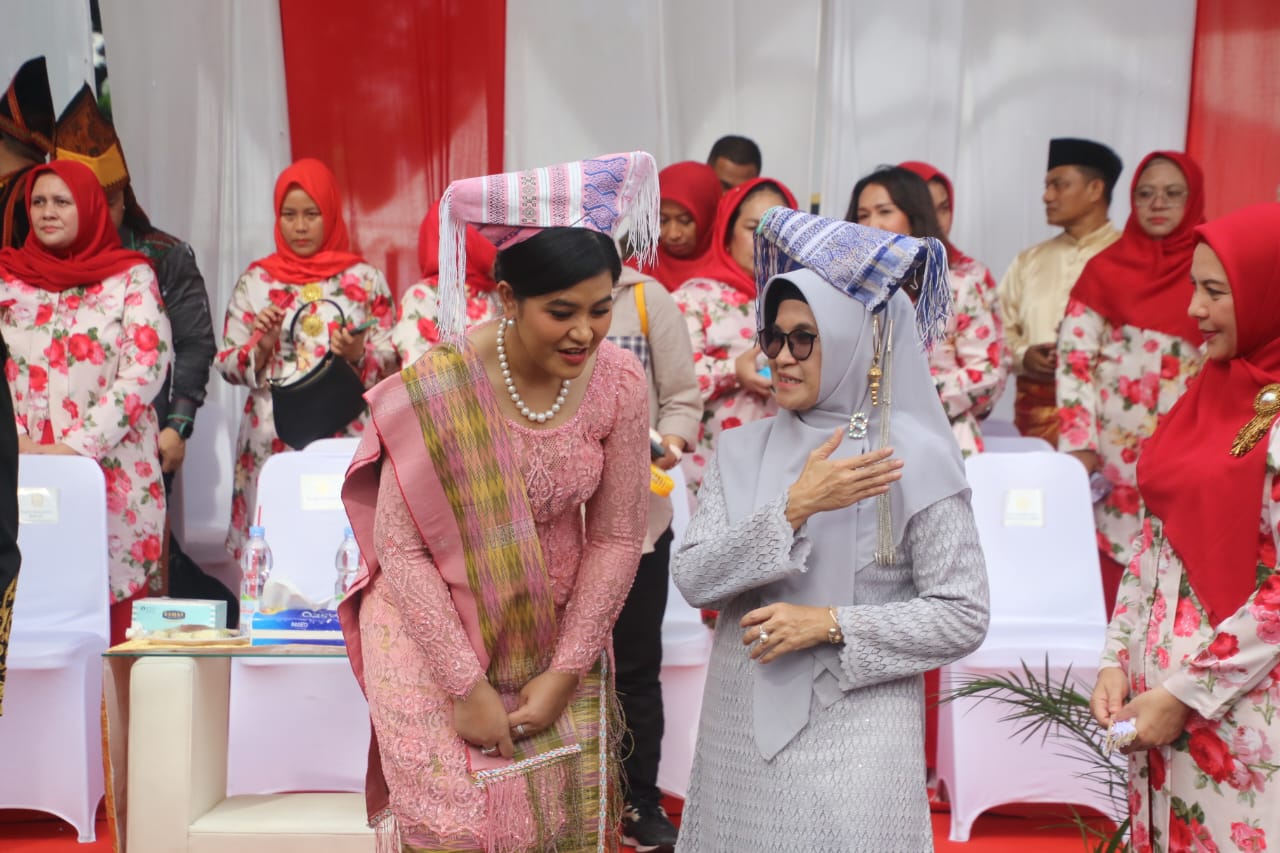 Bobby Nasution dan Kahiyang Kenakan Pakaian Adat Simalungun di HUT ke-433 Kota Medan