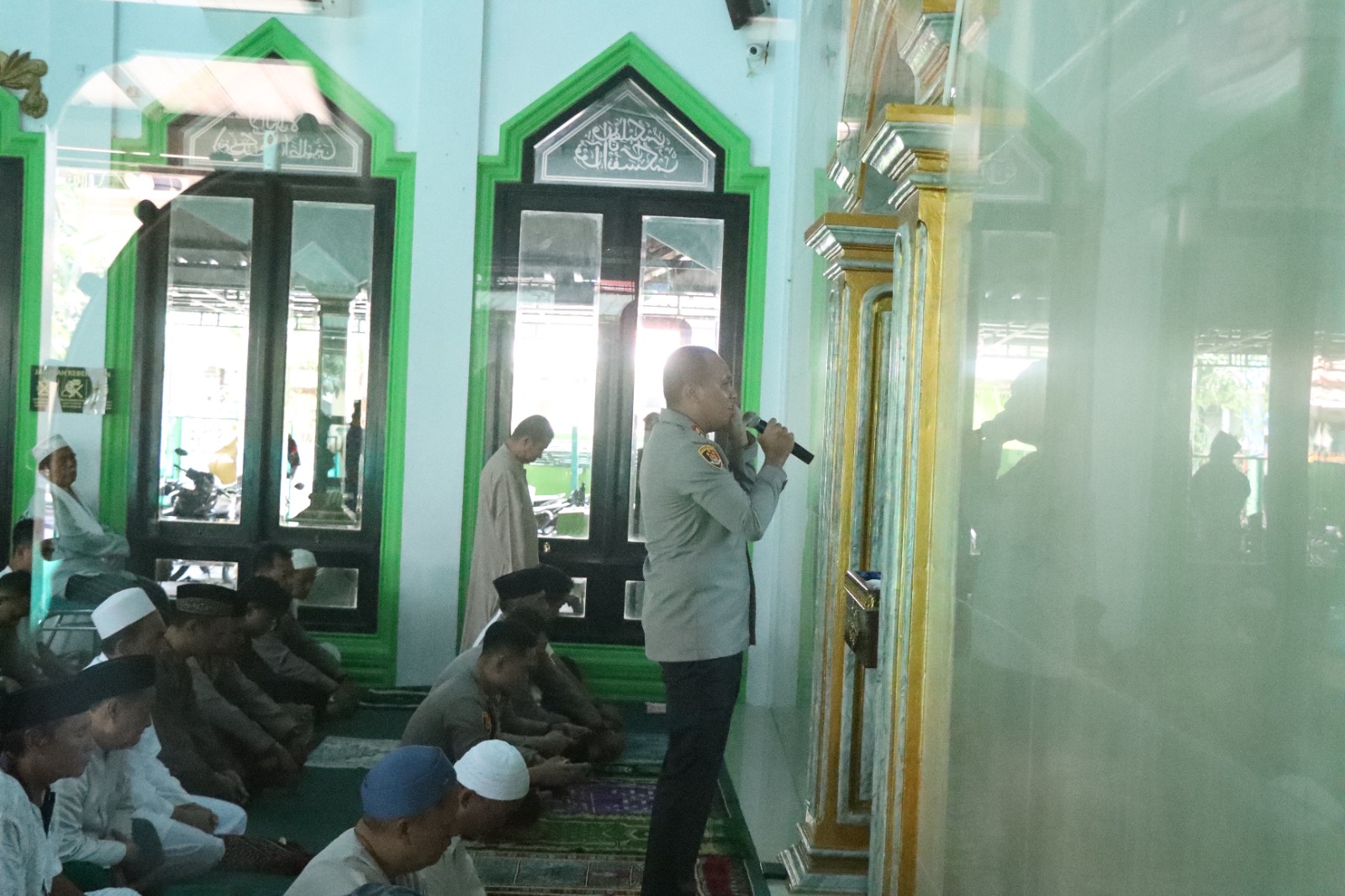 Kapolres Cirebon Kota AKBP M Rano Hadiyanto Kumandangkan Azan Saat Salat Jumat di Masjid Al Hidayah