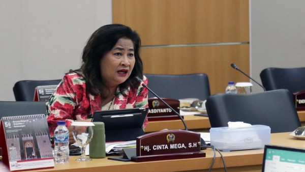 Buntut Main Game saat Rapat, PDIP Pecat Cinta Mega dari DPRD DKI Jakarta