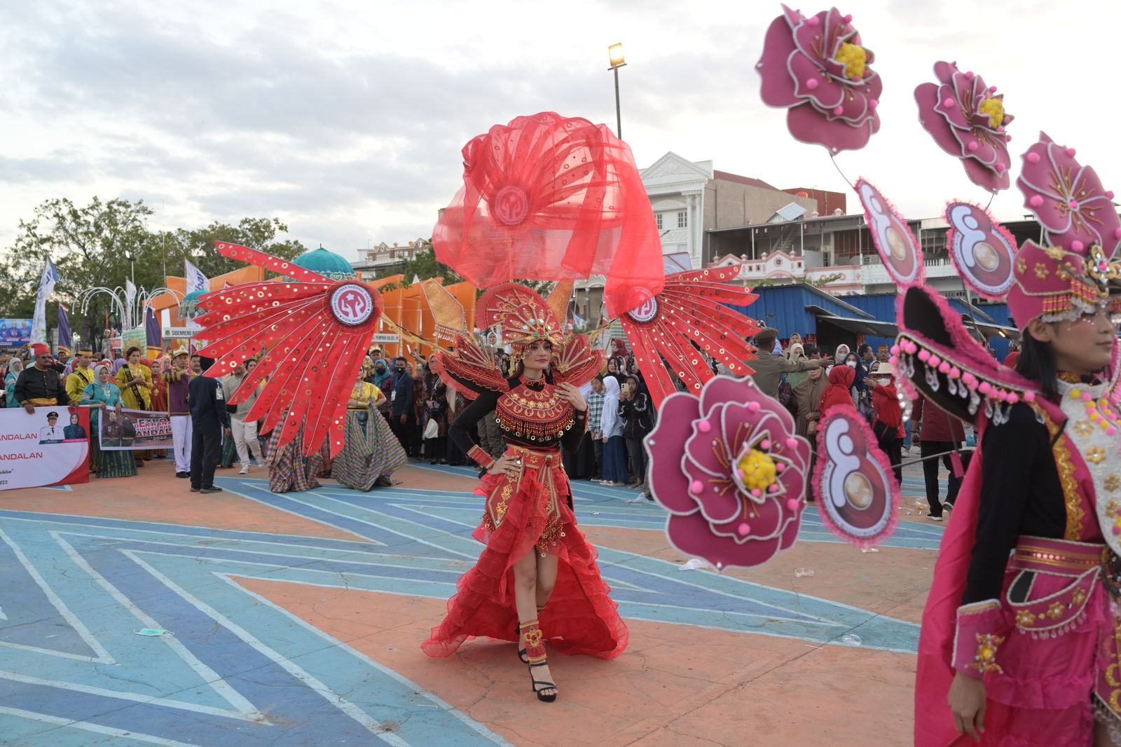Dekranasda Makassar Ramaikan Karnaval di Kabupaten Wajo