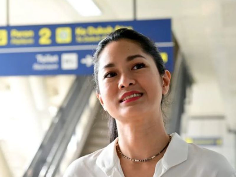 Senangnya Prisia Nasution Naik Transportasi LRT Bareng Jokowi