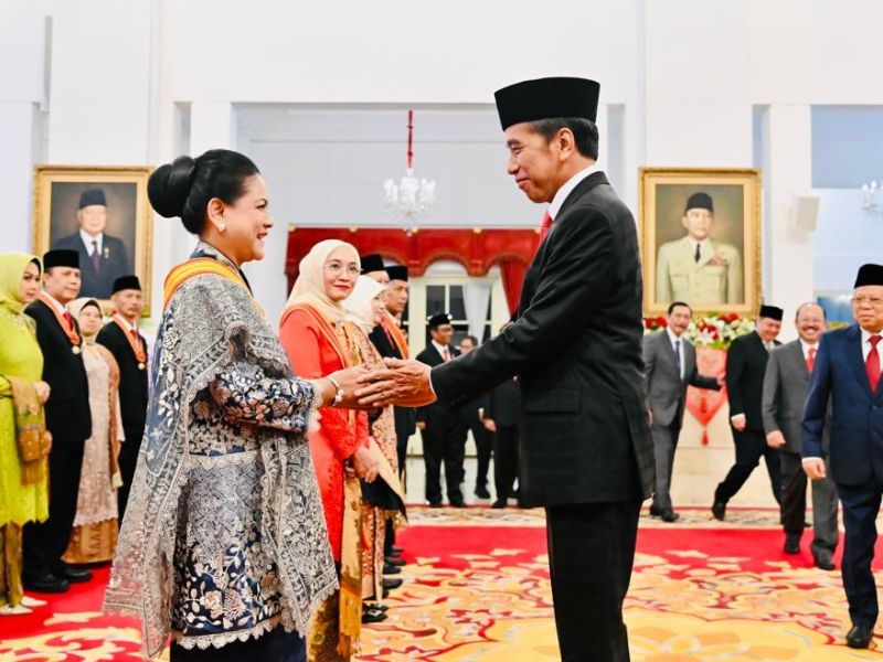 Iriana Jokowi dan Istri Wapres Terima Tanda Kehormatan dari Pemerintah