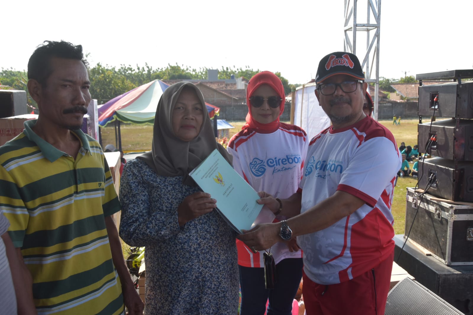 Bupati Cirebon Imron Bagikan Sertifikat Tanah di Kecamatan Waled