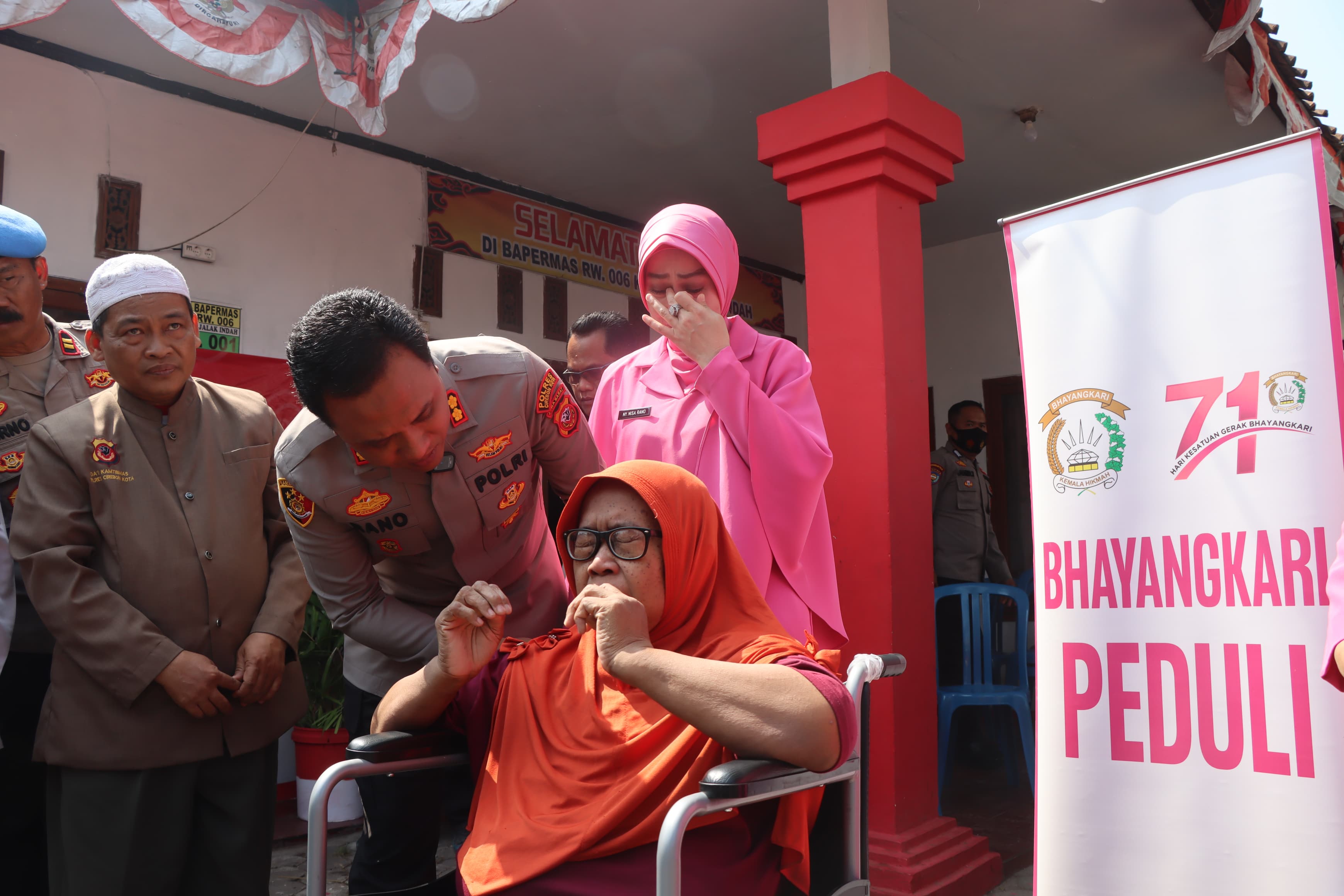 Kapolres Cirebon Kota dan Ketua Bhayangkari Beri Bantuan Kursi Roda Kepada Ibu Lansia