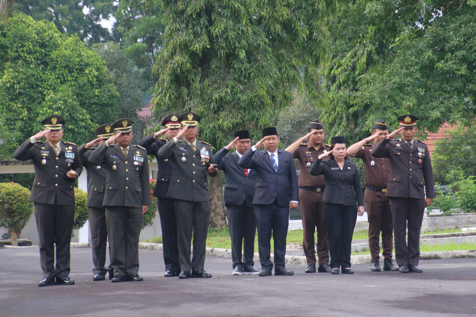 HUT ke-78 TNI, Staf Ahli Wakili Susanti Dewayani Hadiri Upacara di TMP Siantar