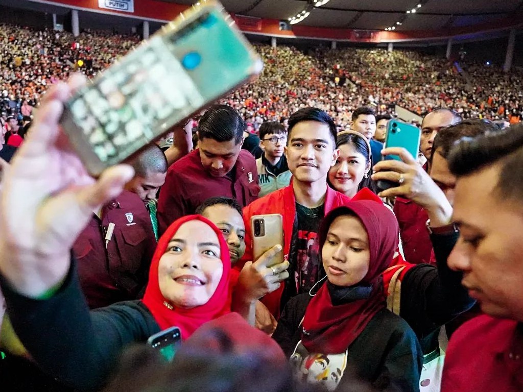 Sama-Sama Hadir di Acara Relawan, Jokowi Gak Menyapa Kaesang