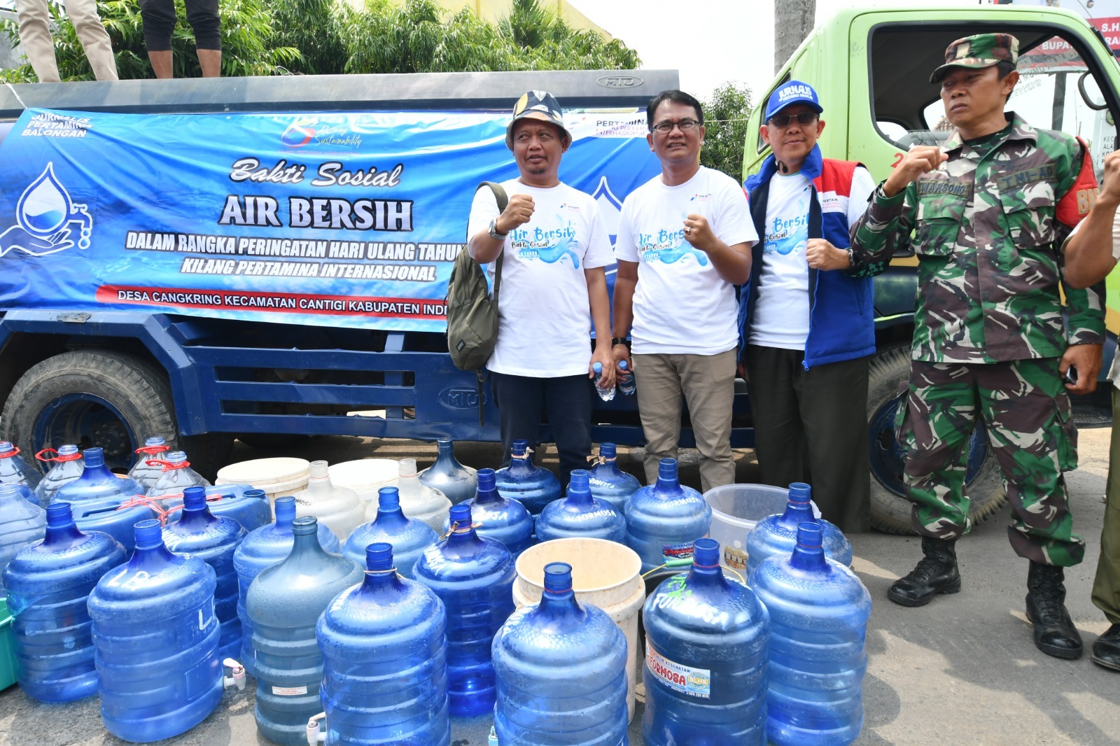 Kilang Balongan Salurkan Bantuan 25 Ribu Liter Air Bersih untuk Warga