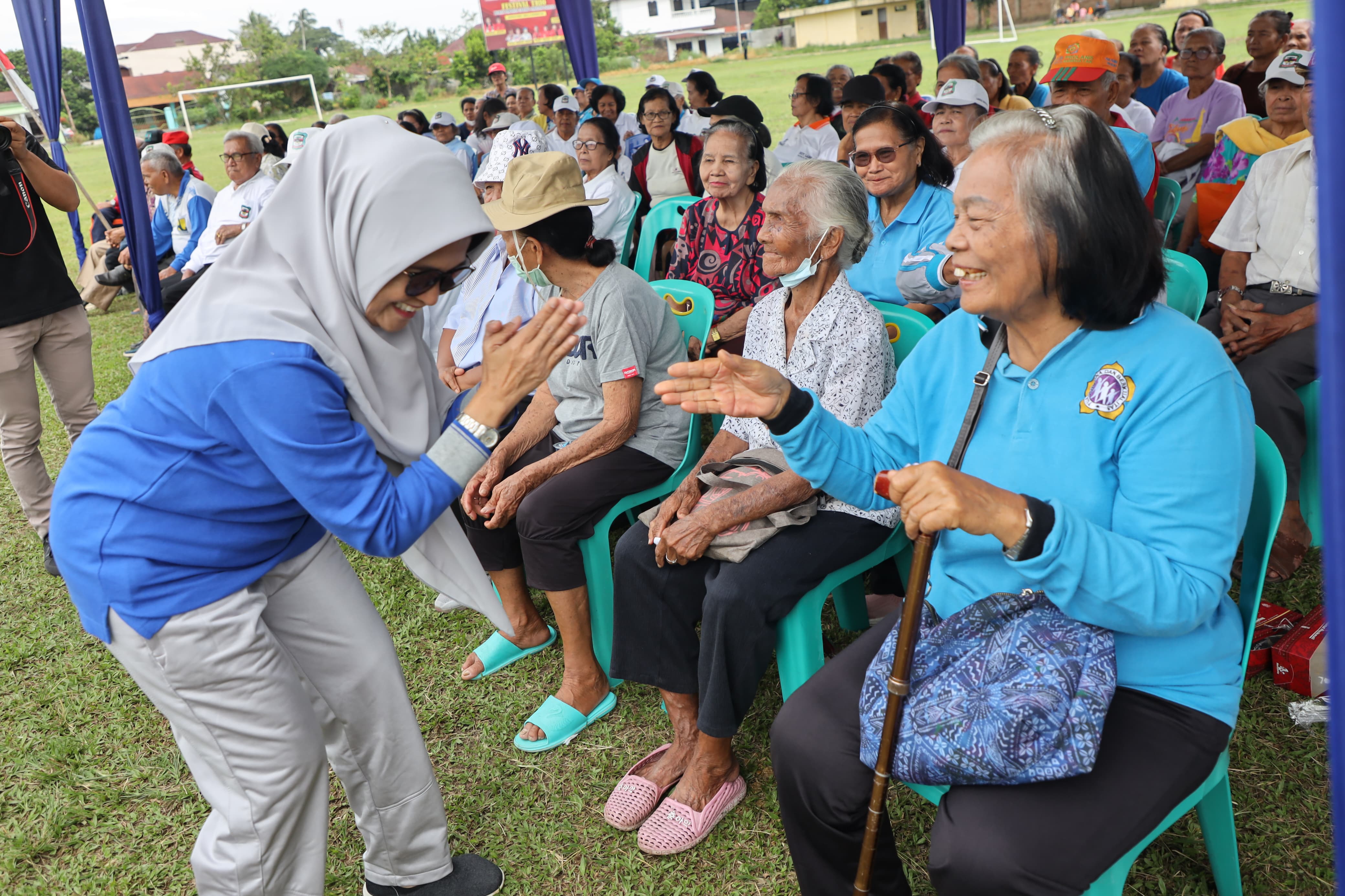 Hari Kesehatan Nasional, Wali Kota Siantar Bagikan PMT di Dua Kecamatan