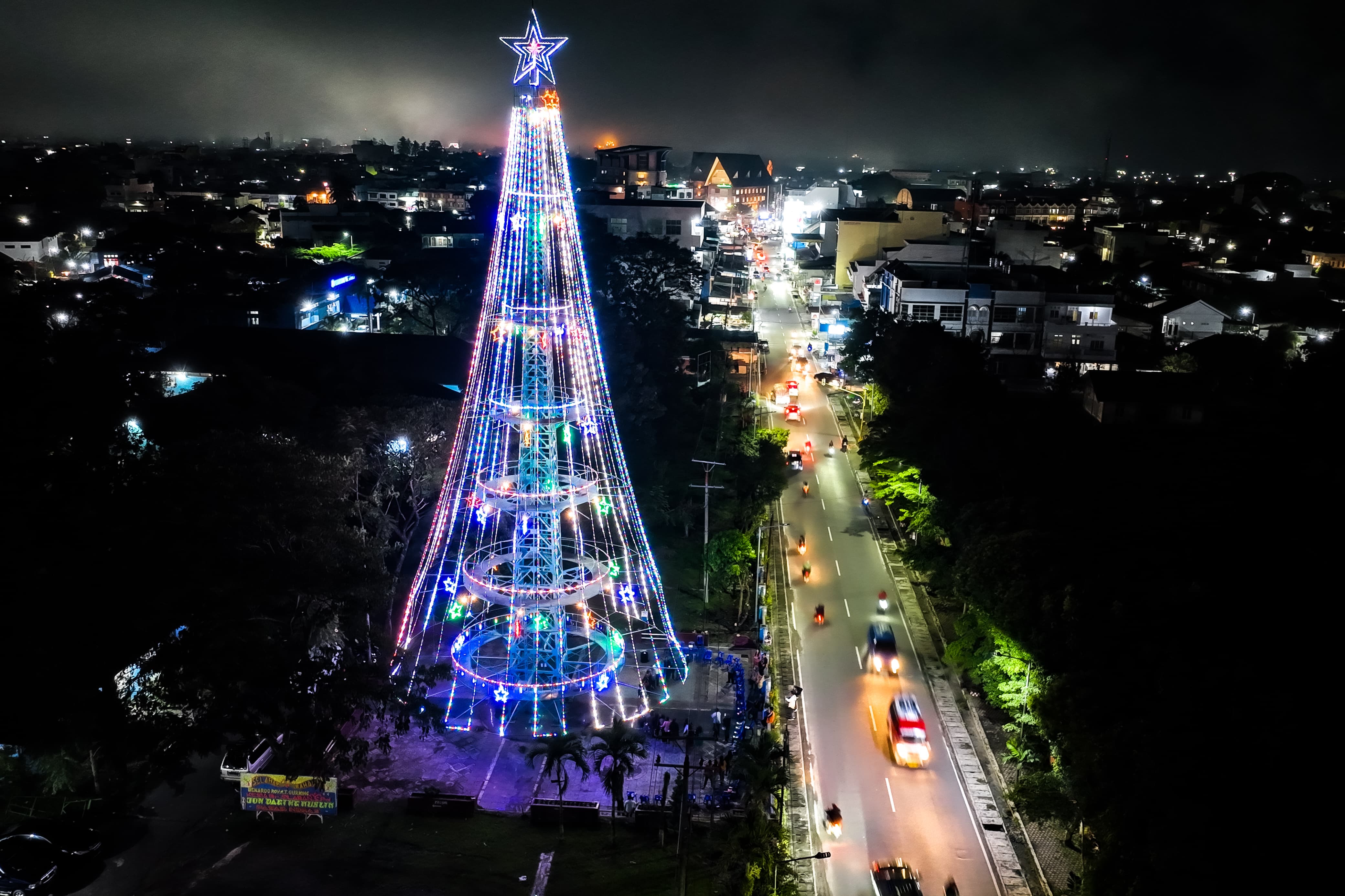 Pohon Terang Tertinggi di Asia Tenggara Menyala, Pertanda Penyambutan Natal di Siantar