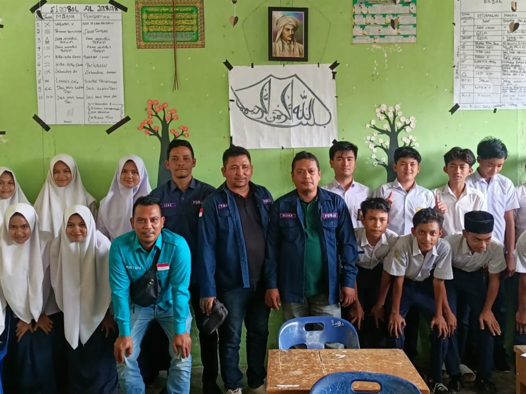 Jurnalis ForJA Bekali Murid MTsS Lama Inong Tentang Hoaks