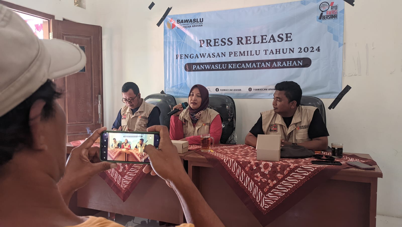 Panwaslu Kecamatan Arahan Gelar Jumpa Pers Tentang Pengawasan Logistik Pemilu 2024