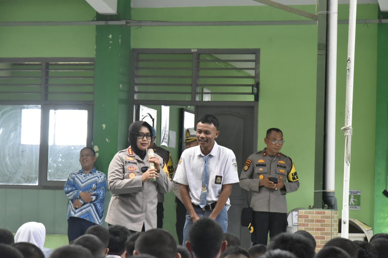 Kapolresta Cirebon Berikan Penyuluhan kepada Siswa SMK PGRI 2 Palimanan