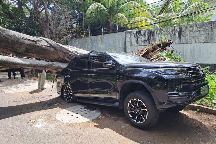 Ganjar Saksikan Pohon Tumbang Menimpa Fortuner di Depan Rumah Prabowo Subianto