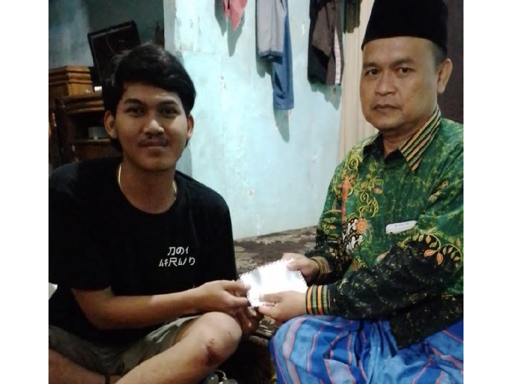Kiai Maman Imanulhaq Beri Ganti Rugi untuk Korban Luka Ringan yang Tertimpa Baliho