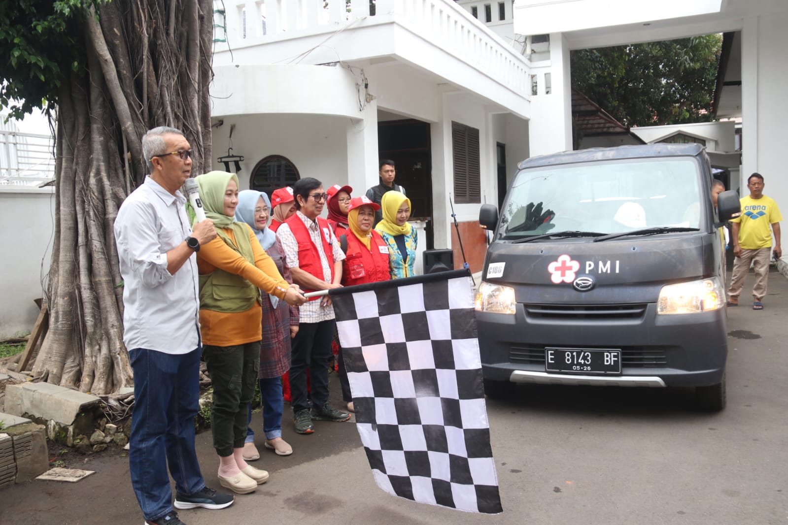 Pj Wali Kota Cirebon Lepas Relawan PMI Kota Cirebon dan Bantuan Logistik untuk Korban Terdampak Banjir