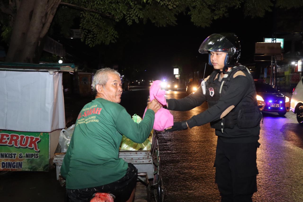 Patroli Sahur, Cara Polresta Cirebon Jaga Kamtibmas Sambil Bangunkan Warga di Bulan Ramadan