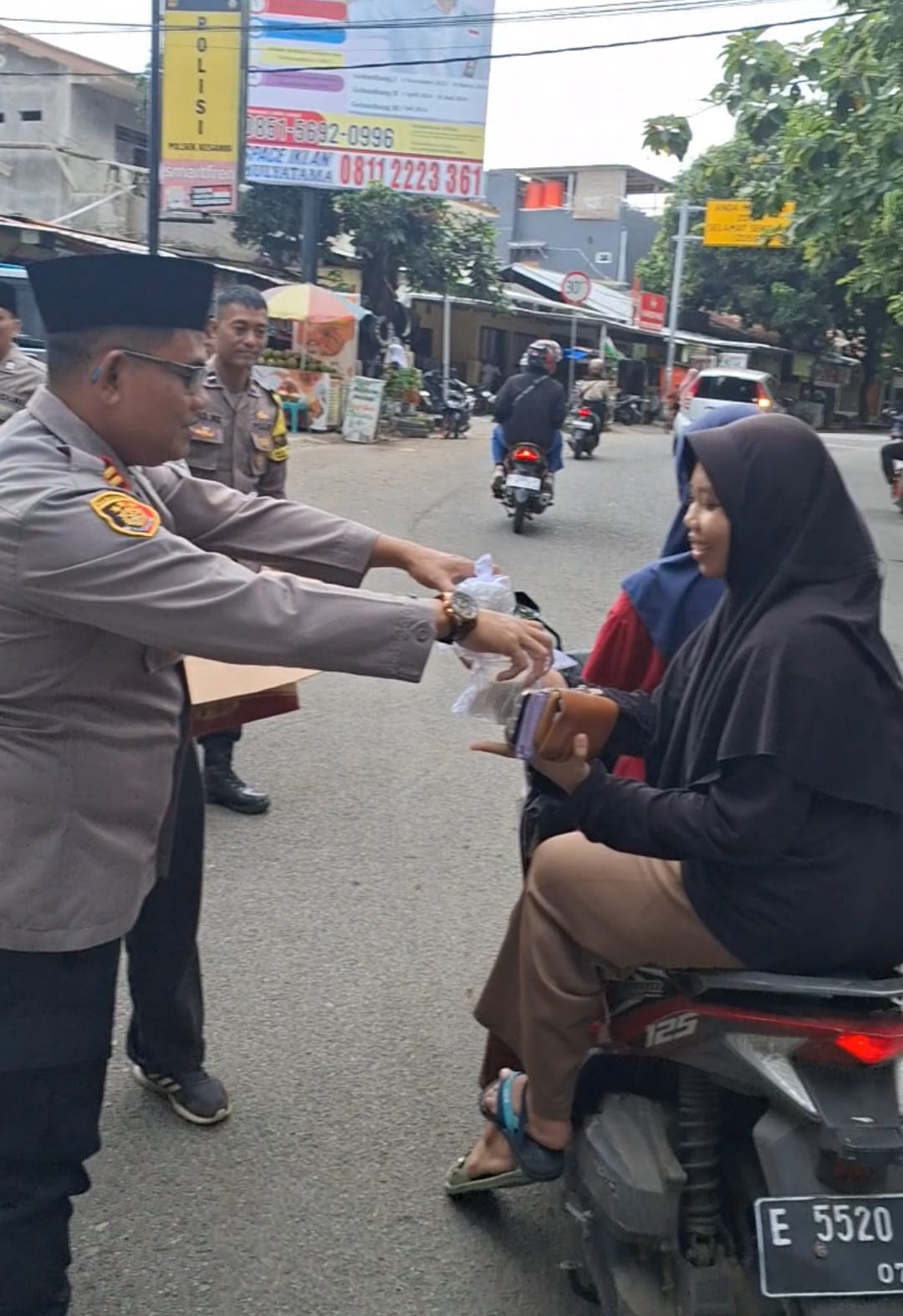 Polsek Kesambi Bagi Ratusan Takjil ke Warga