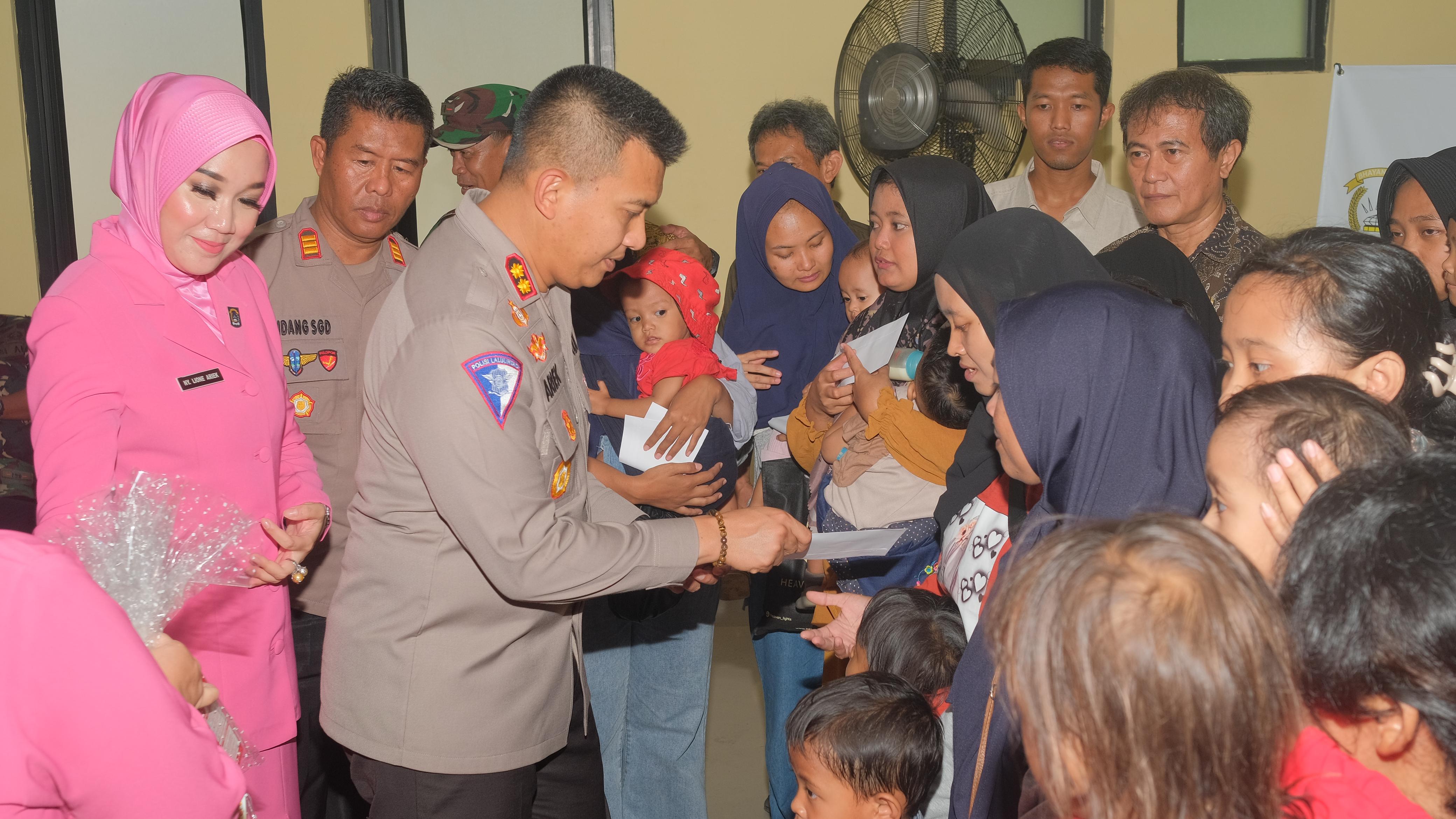 Meriahkan HKGB ke-72 dan Hari Bhayangkara ke-78, Kapolres Subang Beri Bantuan untuk 100 Anak Stunting dan Ibu Hamil