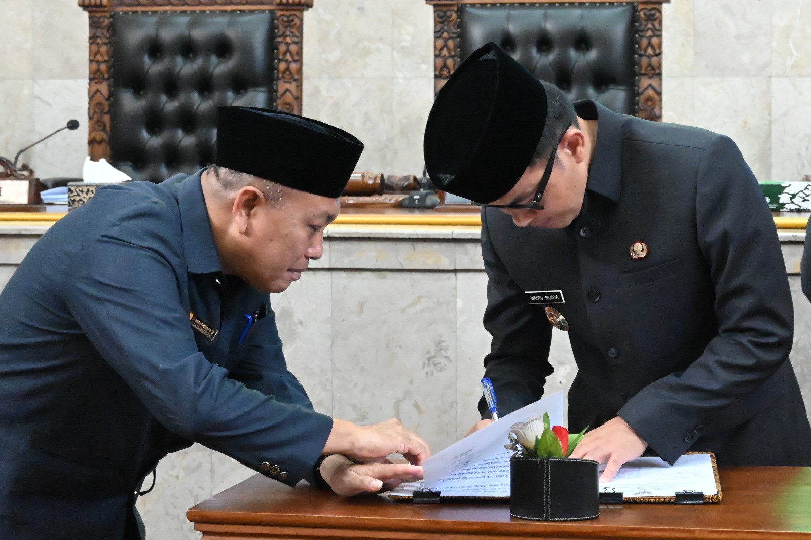 DPRD Sahkan Raperda PP APBD 2023 Kabupaten Cirebon Menjadi Perda