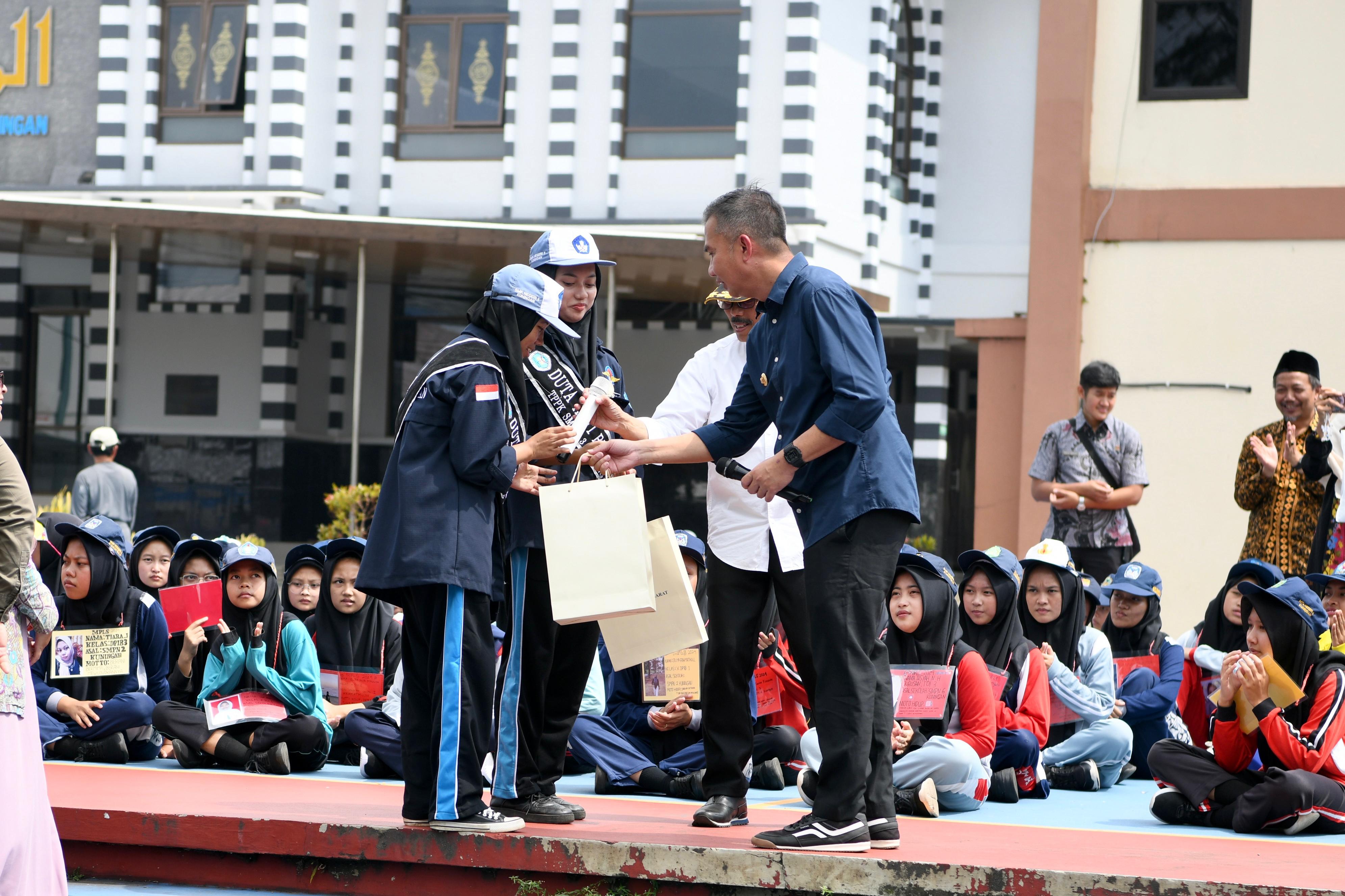 Selama MPLS, Bey Dorong Siswa Banyak Komunikasi dengan Orang Tua