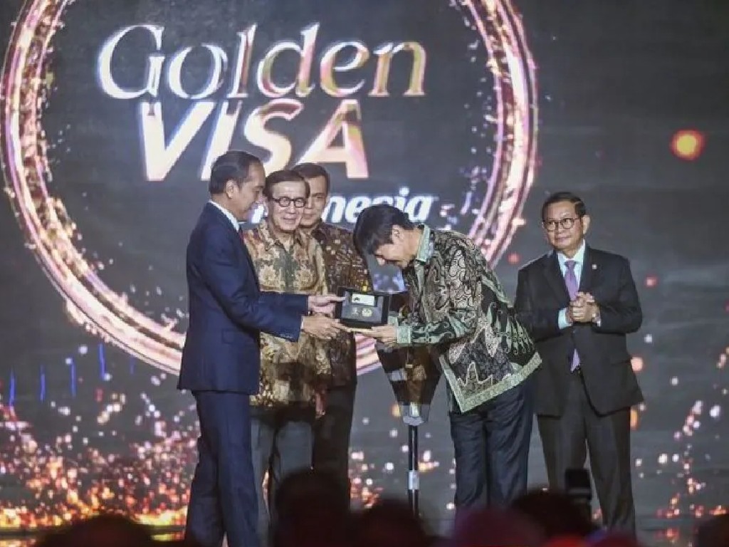 Presiden Jokowi Berikan Fasilitas Golden Visa Pertama kepada Coach Shin Tae-yong