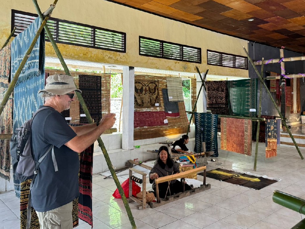 YKTN Perkenalkan Hasil Tenun di Samosir Music International: Bangga Budaya Indonesia