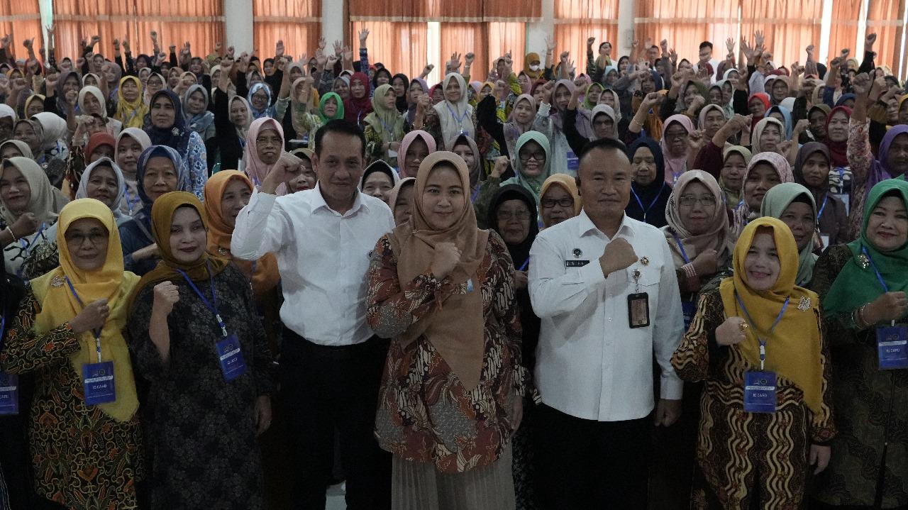 Ratusan Warga Tulungagung Antusias Kedatangan Tim Sosialisasi Program Makan Bergizi Gratis