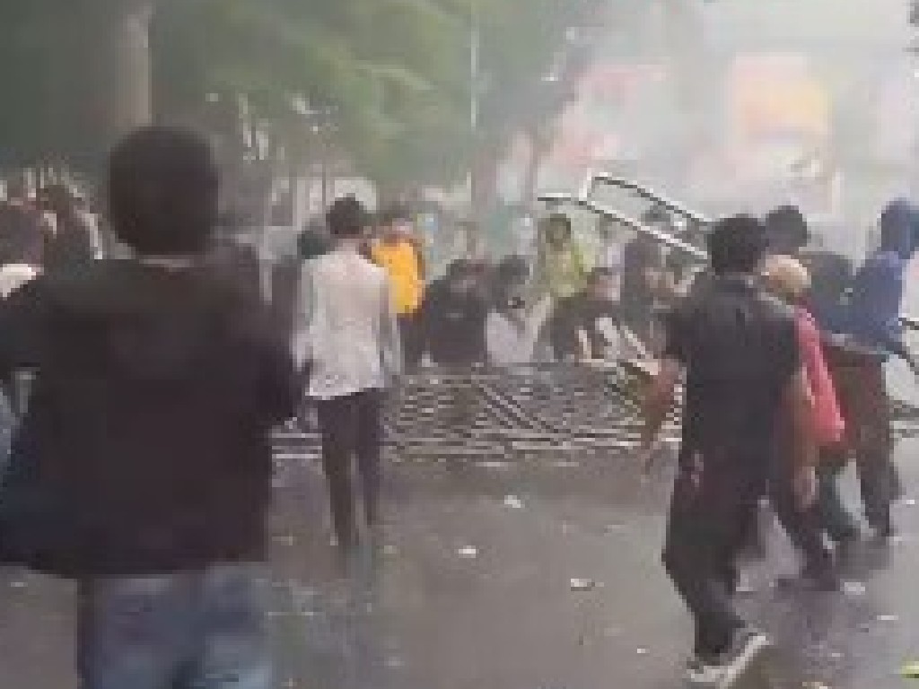 Unras di Siantar Diwarnai Perusakan Pintu Gerbang Kantor DPRD