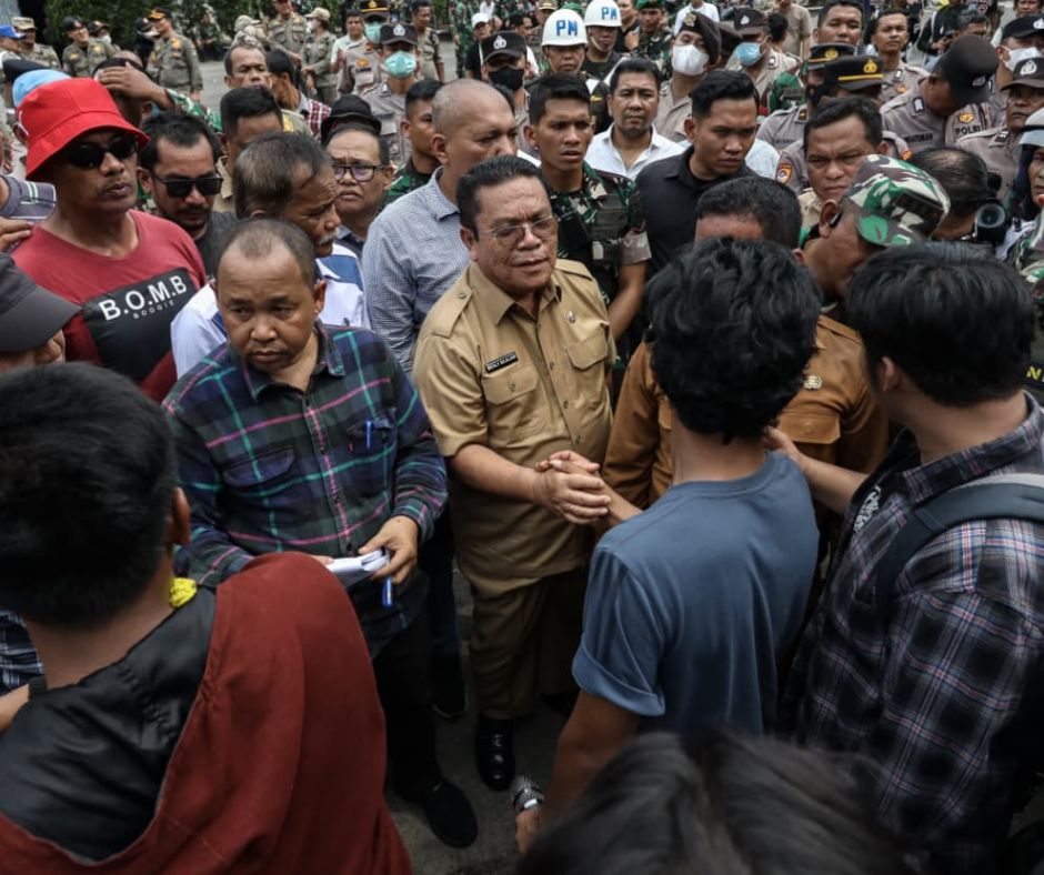 Wesly Bersama Forkopimda Duduk Bersama Pengunjuk Rasa di Depan Gedung DPRD Pematangsiantar