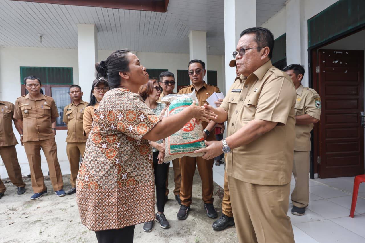 Wali Kota Siantar Wesly Silalahi Berikan Bantuan 7,5 Ton Benih Padi Unggul kepada Petani