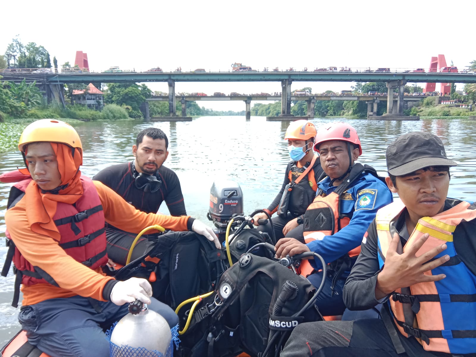Seorang Pemuda Hanyut Usai Terjatuh di Jembatan Kembar Gowa
