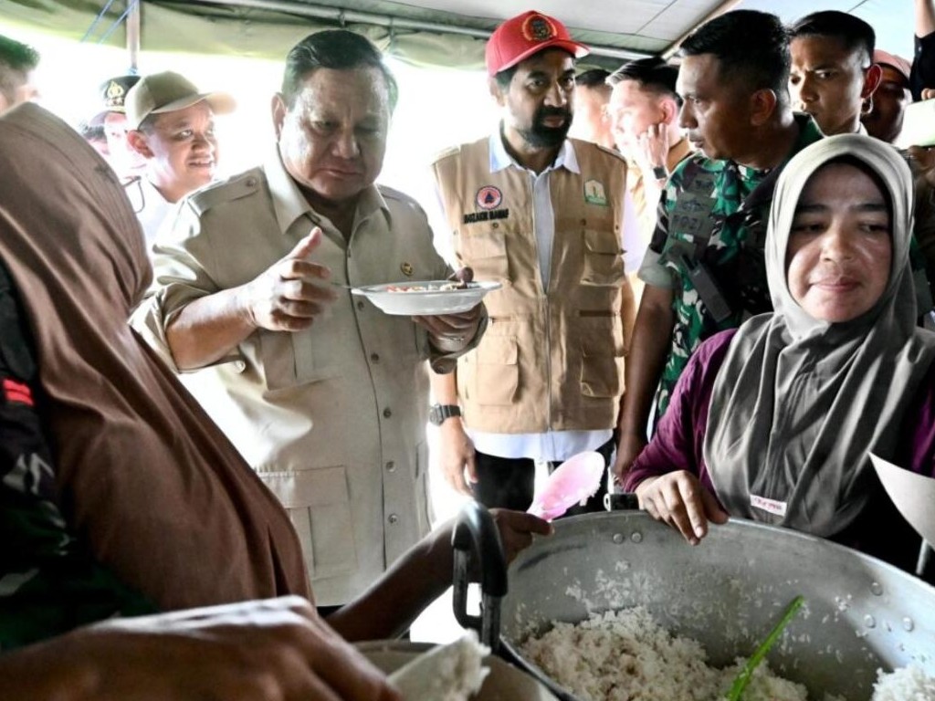Datang ke Bireuen, Prabowo Cicipi Nasi dan Ikan Tongkol di Tenda Pengungsian