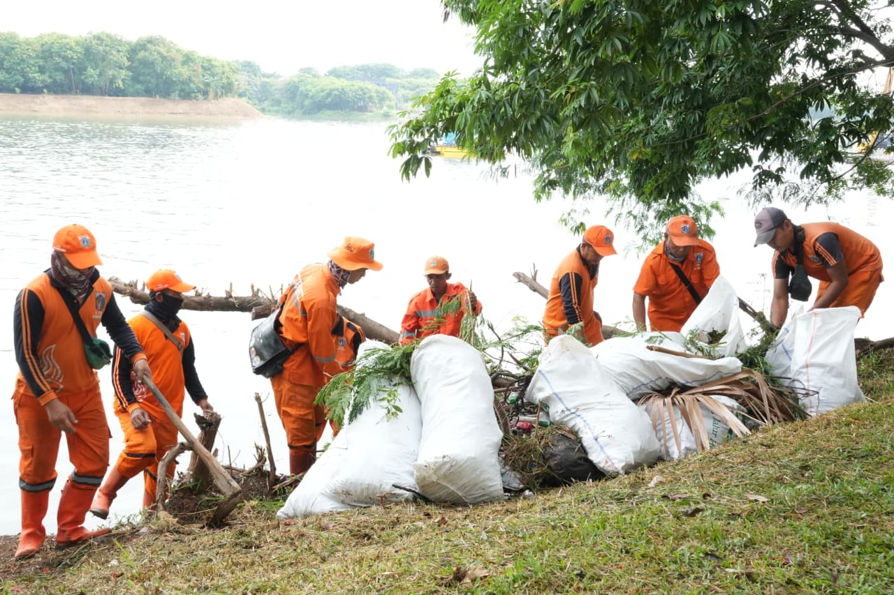 Pemprov&nbsp;DKI Jakarta Gandeng Kodam Jaya&nbsp;Bersihkan Waduk Ria Rio di Jaktim