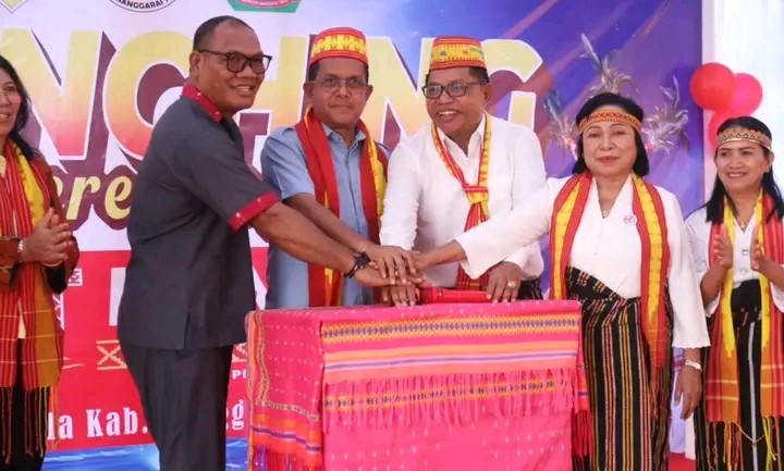 Gubernur Laka Lena Resmikan NTT Mart di Borong, Kabupaten Manggarai Timur