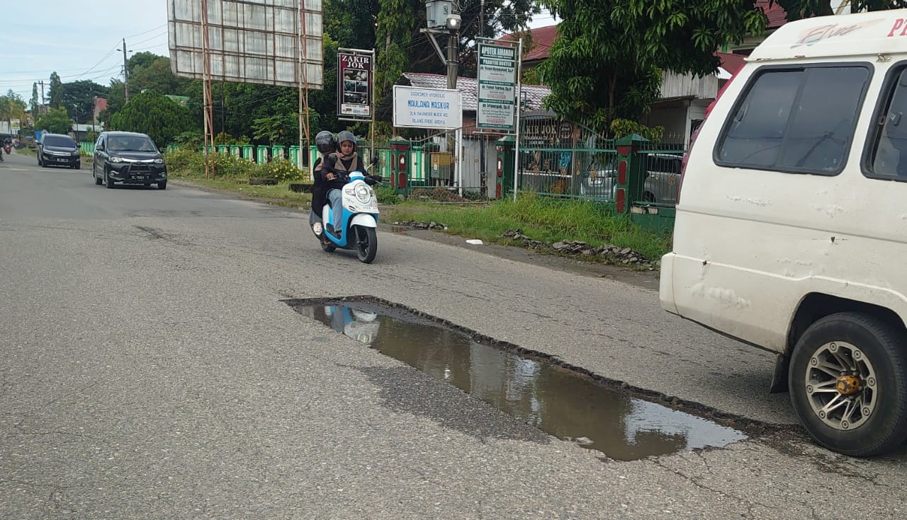 Lubang Pada Badan Jalan Nasional di Blangpidie Bahayakan Pengendara
