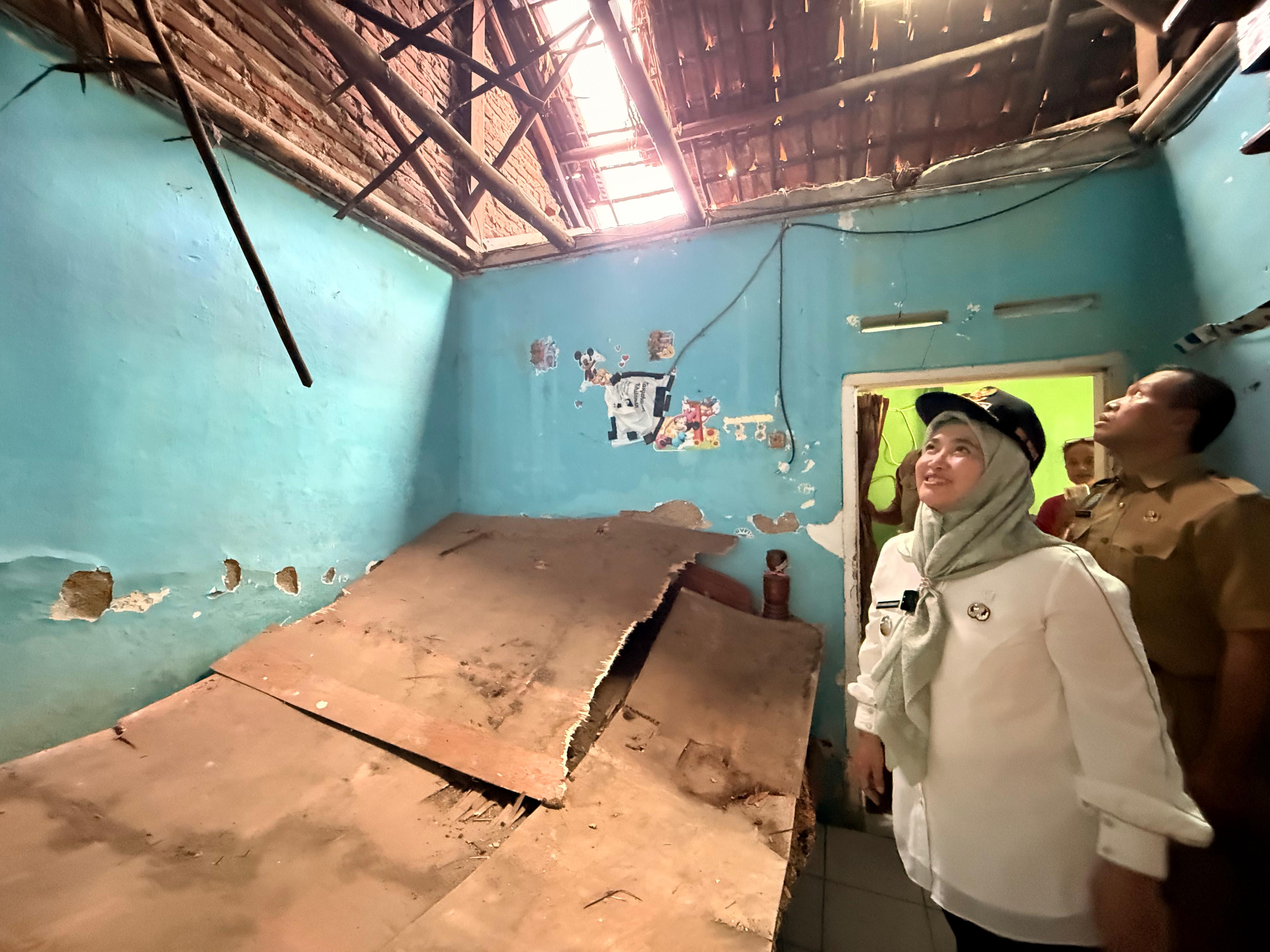 Tinjau Rumah Warga yang Ambruk di Pegambiran, Wakil Wali Kota Pastikan Bantuan Segera Terealisasi